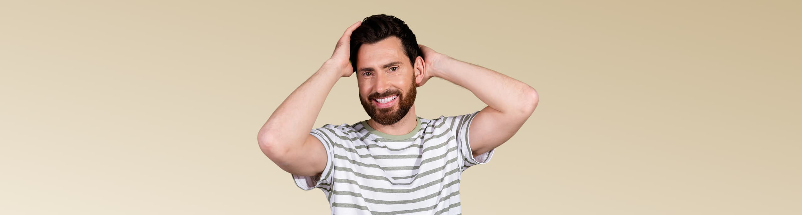 גבר בוחן את קו השיער שלו במראה