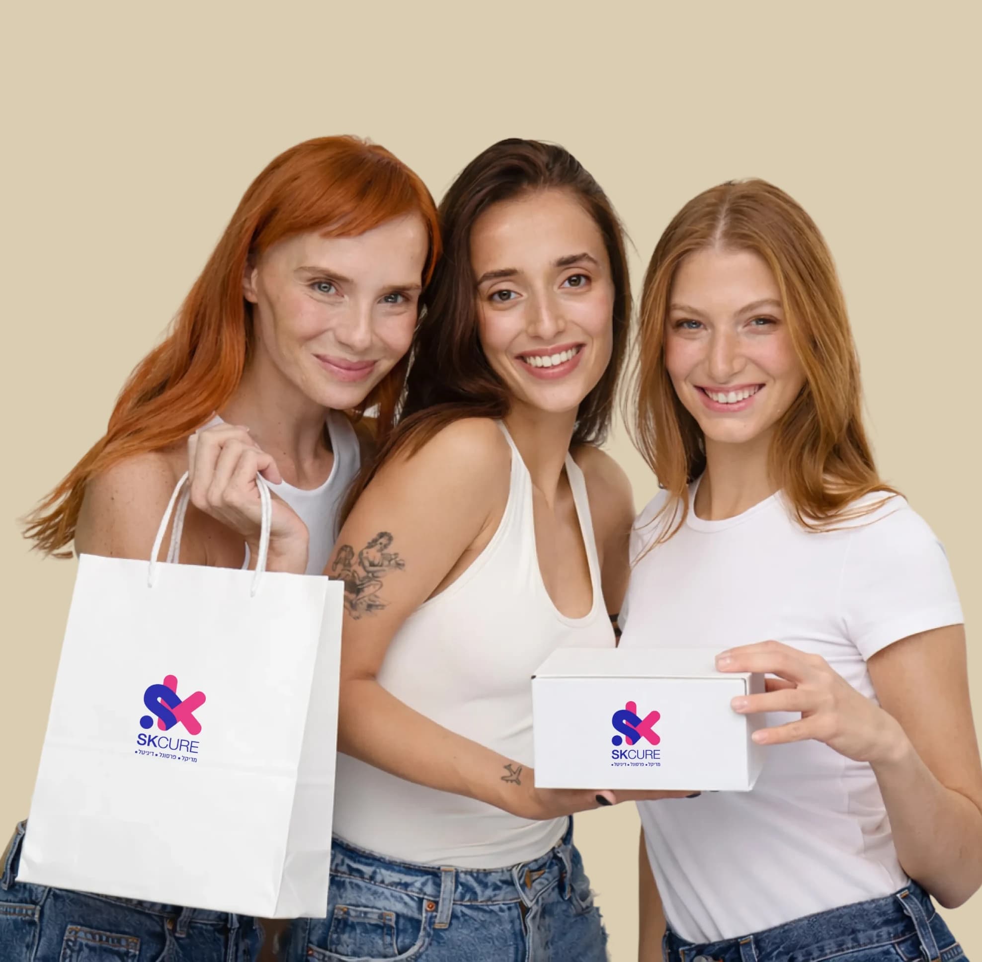 שלוש נשים מחייכות ומחזיקות אריזות רפואיות מותאמות אישית של SKCURE