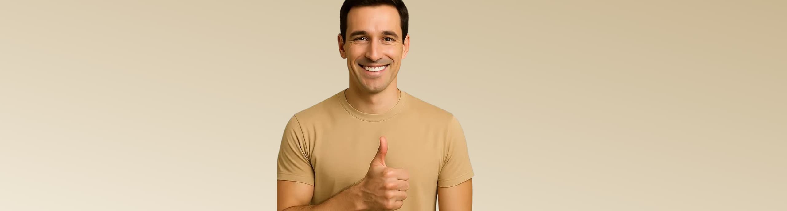 גבר מביט בהרהור עם ידיים שלובות